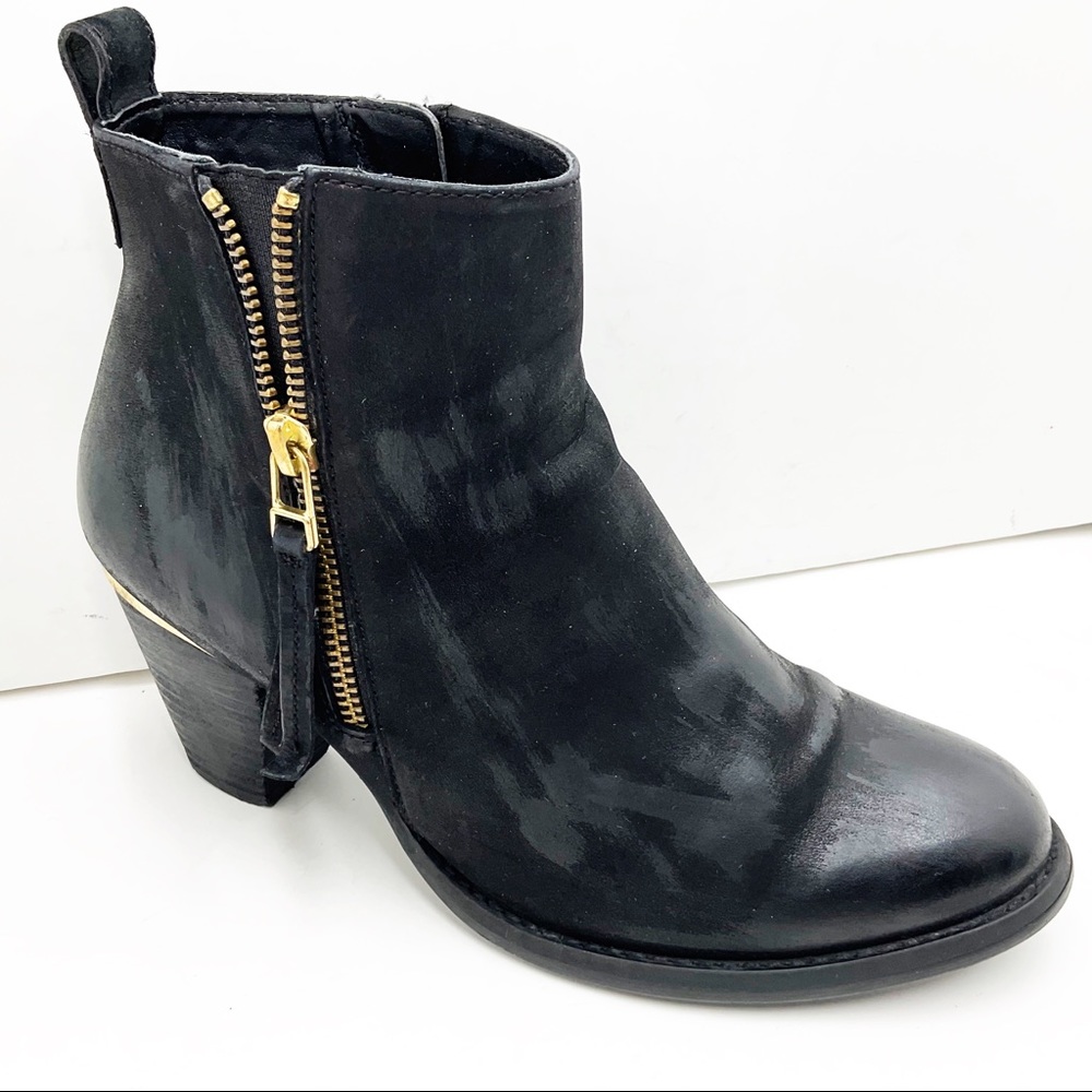 {STEVE MADDEN} Wantagh Black Distressed Leather Ankle Boots